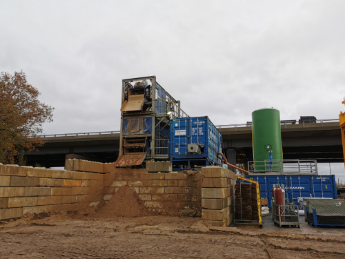 Abbildung 4 Bentonit Aufbereitungsanlage Mit Rüttelsieb (links) Und Zentrifuge (rechts)